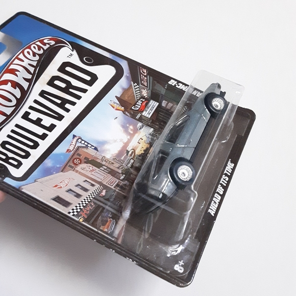 Hot Wheels Boulevard DeLorean DMC-12 Ahead Of It’s Time 2012 - Picture 4 of 6